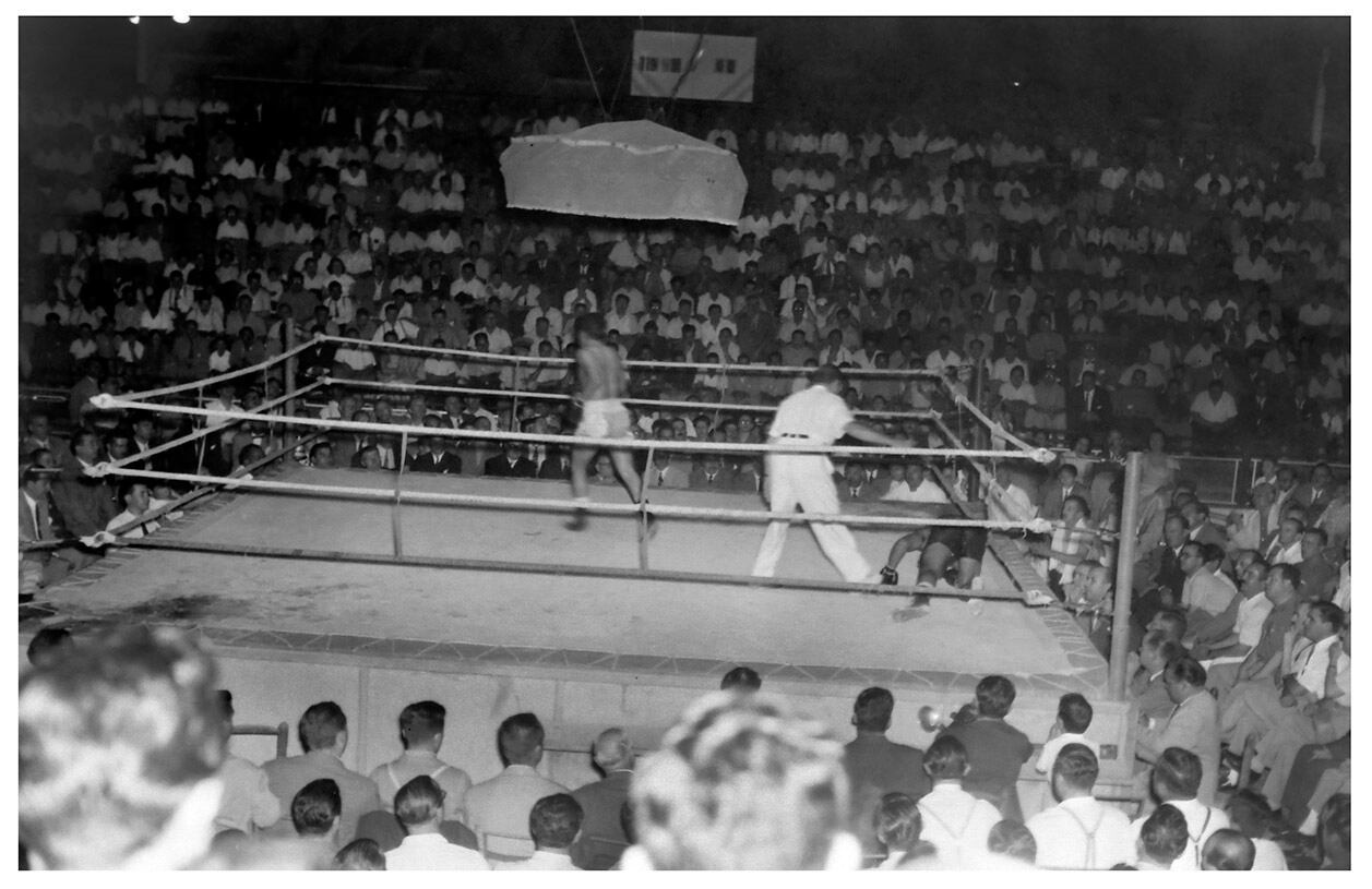 Festival de Box, sucedió en el caluroso mes de febrero, dentro de la Feria de América. El medallista olímpico Pascual Pérez fue el visitante ilustre. Foto: Orlando Pelichotti / Los Andes