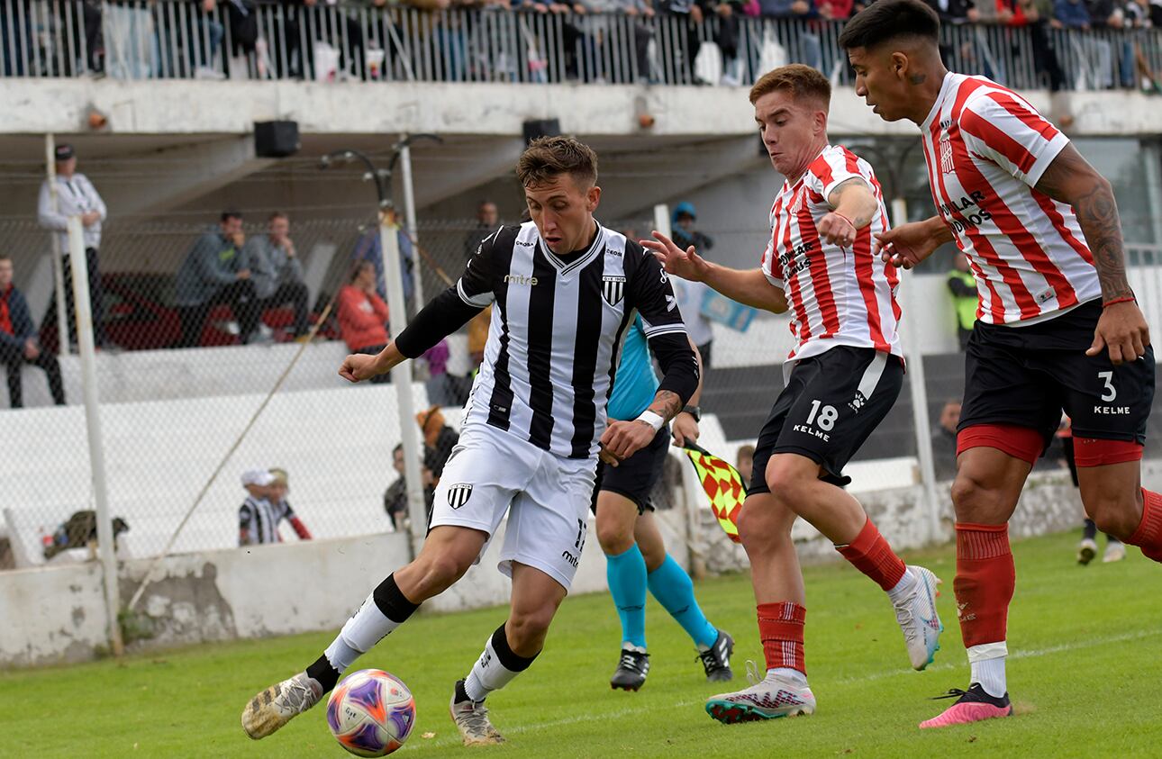 Tadeo Marchiori, que ingresó en el segundo tiempo, intenta superar la marca del Colo Martínez (ex Independiente), en el partido que Gimnasia volvió a la victoria después de tres empates. 

Foto: Orlando Pelichotti
