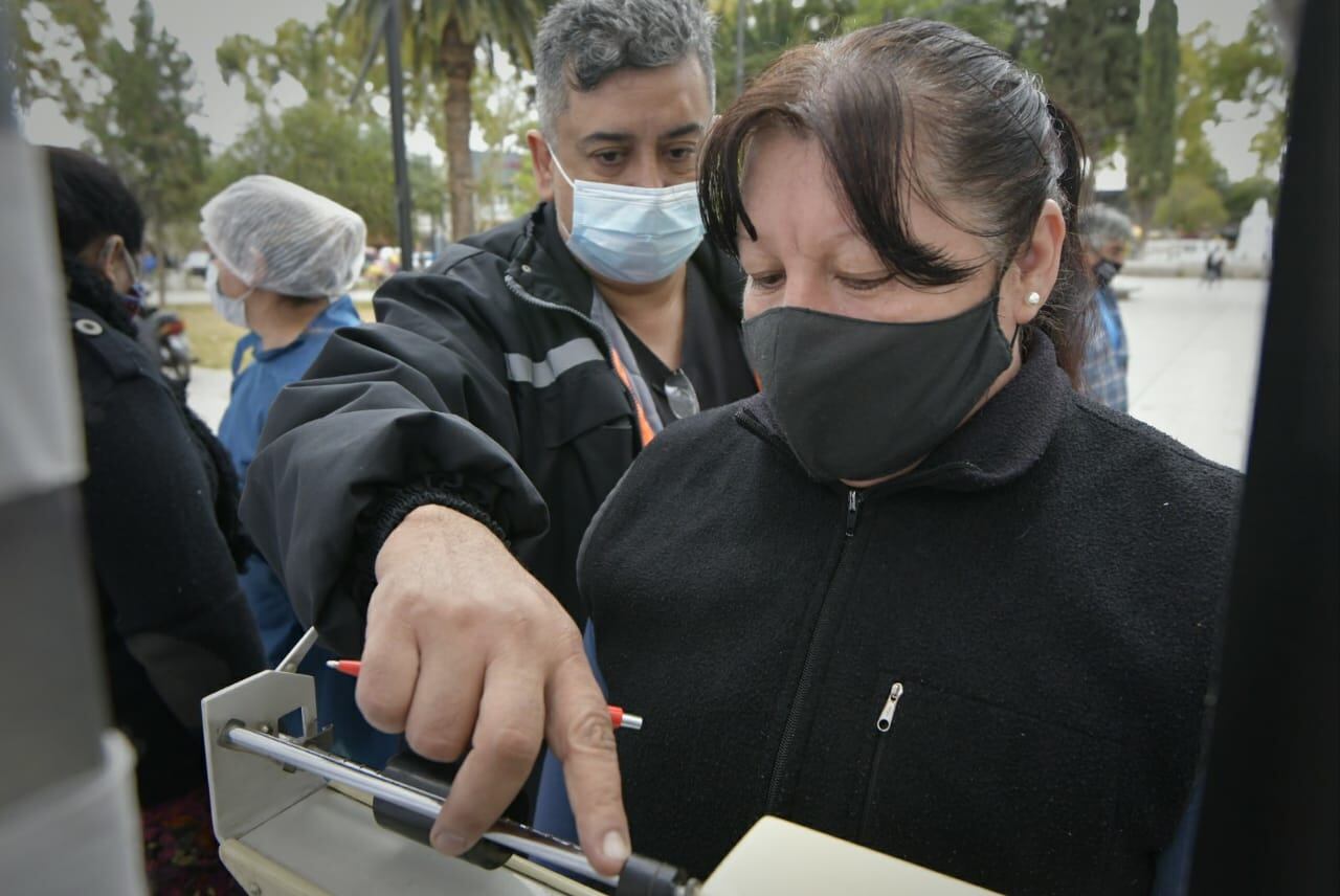 Las Heras instaló un puesto sanitario para calcular el IMC. Orlando Pelichotti / Los Andes