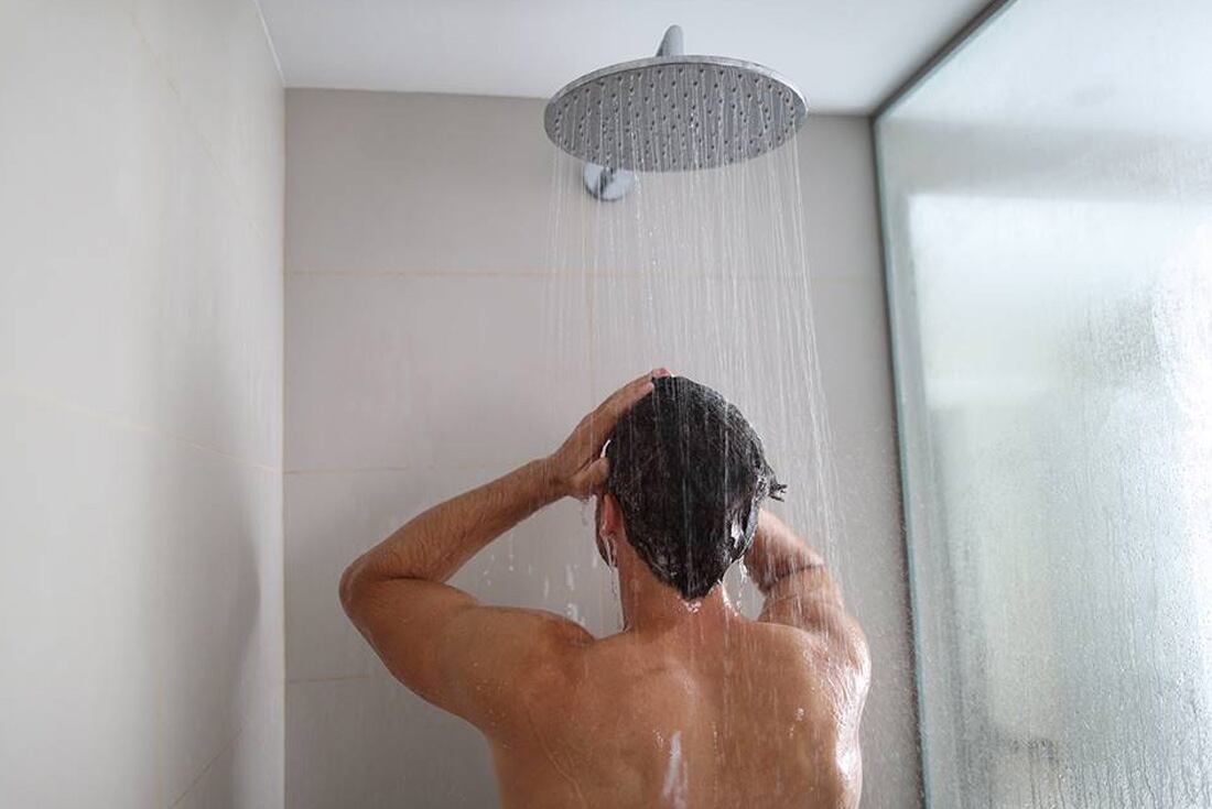 ¿Es mejor bañarse a la mañana o a la noche?