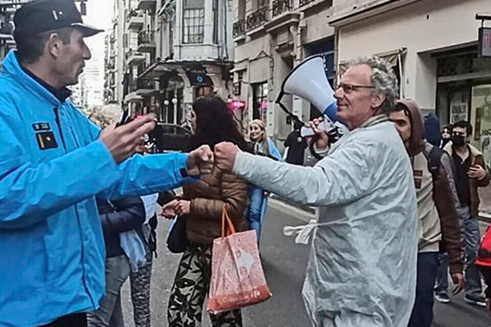 El hombre gritaba sus amenazas con un megáfono y se saludaba amistosamente con los policías presentes. Foto: Web