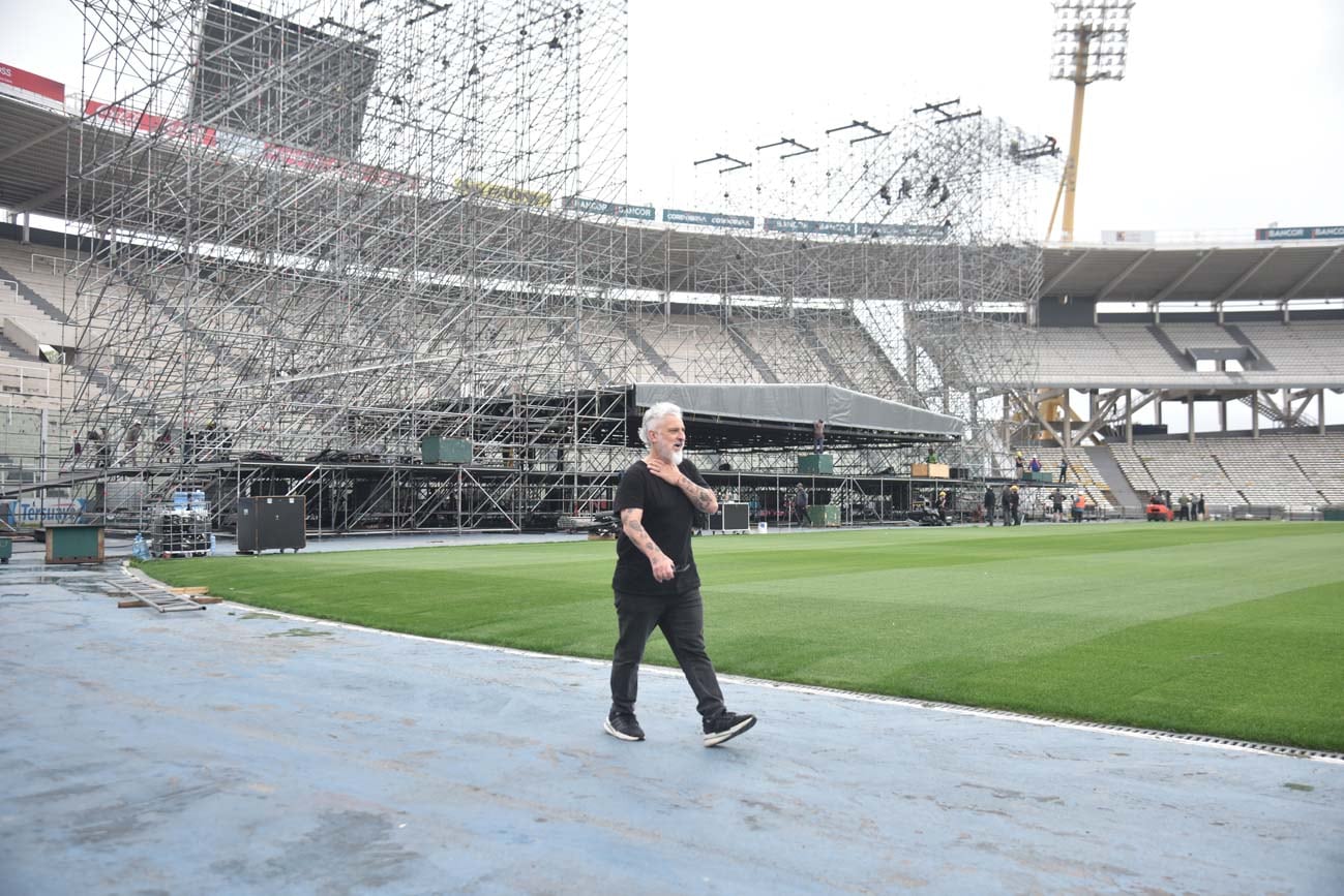 El productor del show, Palazzo, durante el armado del escenario para el recital de Paul McCartney en el estadio kempes (Facundo Luque / La Voz)