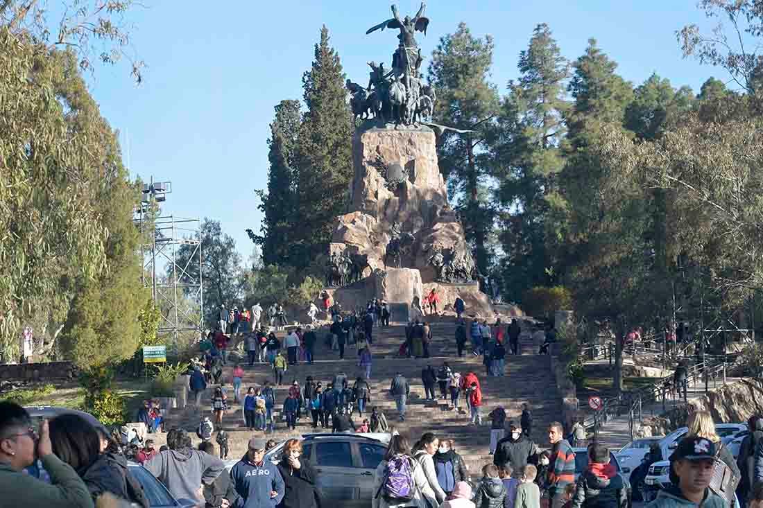 Turistas en el cerro de la Gloria, disfrutando de las vacaciones de invierno