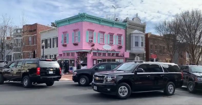 El presidente de los Estados Unidos hizo parar las seis camionetas para comprar en el restaurante de Moreira.