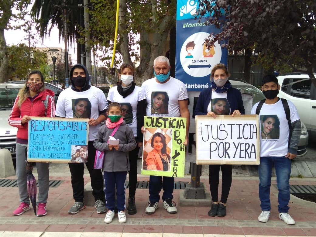 La familia de Geraldine "Yera" Oro marchó esta mañana desde la Plaza de Maipú hacia el Hospital Lagomaggiore.