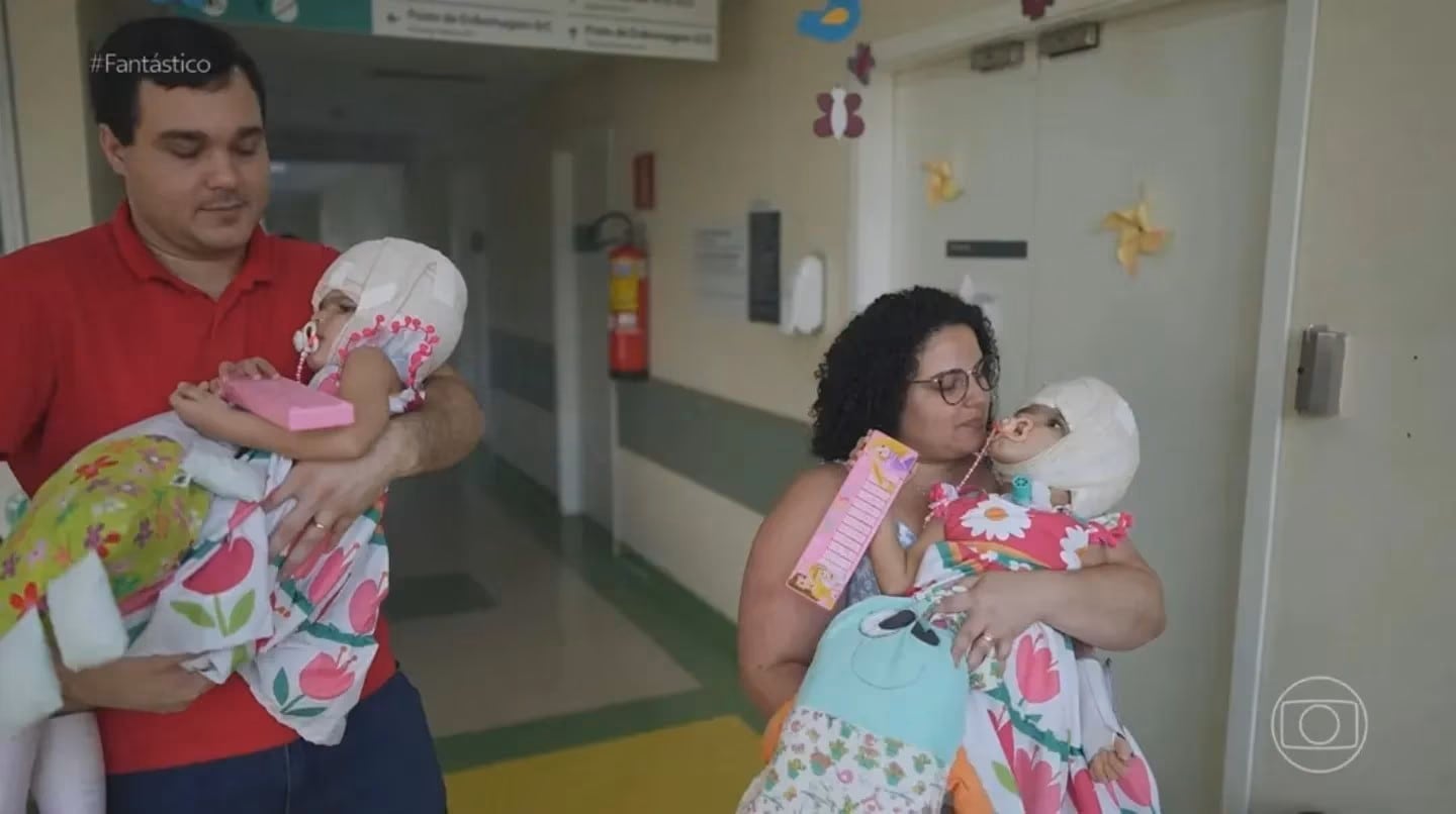 Talita y Vinicius junto a sus hijas el día que les dieron el alta. Foto: Gentileza G1.