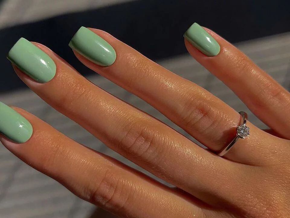 Los colores en tendencia para las uñas este 2023: verde menta