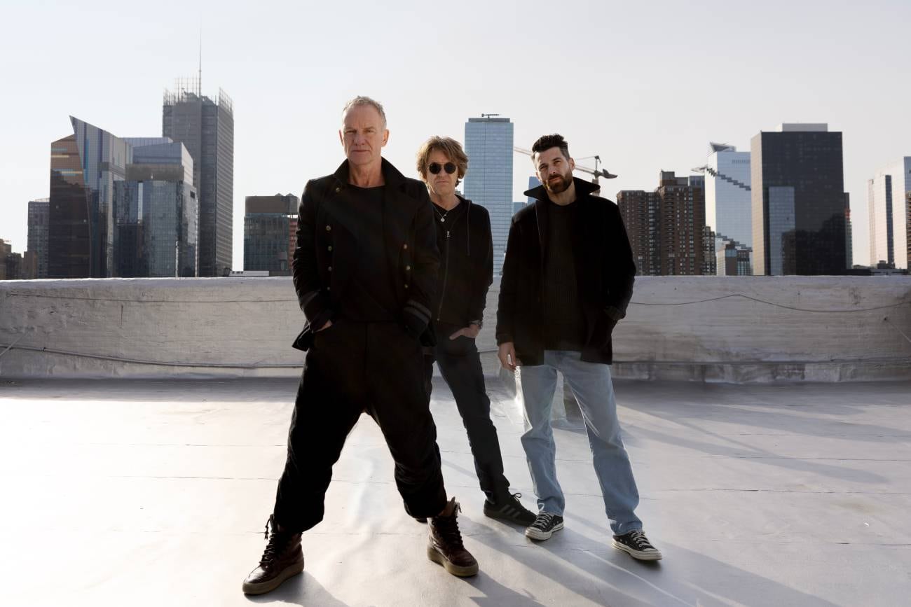 Sting, junto al guitarrista Dominic Miller y  al baterista Chris Maas, con quienes vendrá a la argentina en 2025. (DF Entertainment)