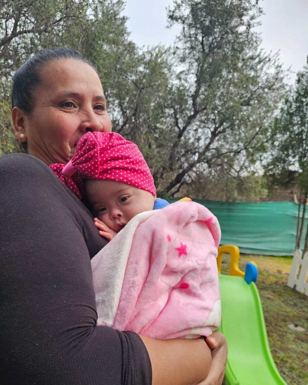 Luisana tiene Síndrome de Down y mientras su gemela se recupera en el Notti, fue al festejo de Casa Ronald.