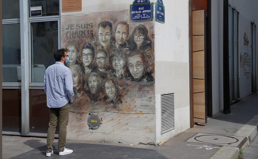 Homenaje del artista Christian Guemy a los trabajadores de la revista satírica "Charlie Hebdo" que fueron asesinados en 2015. (AP)