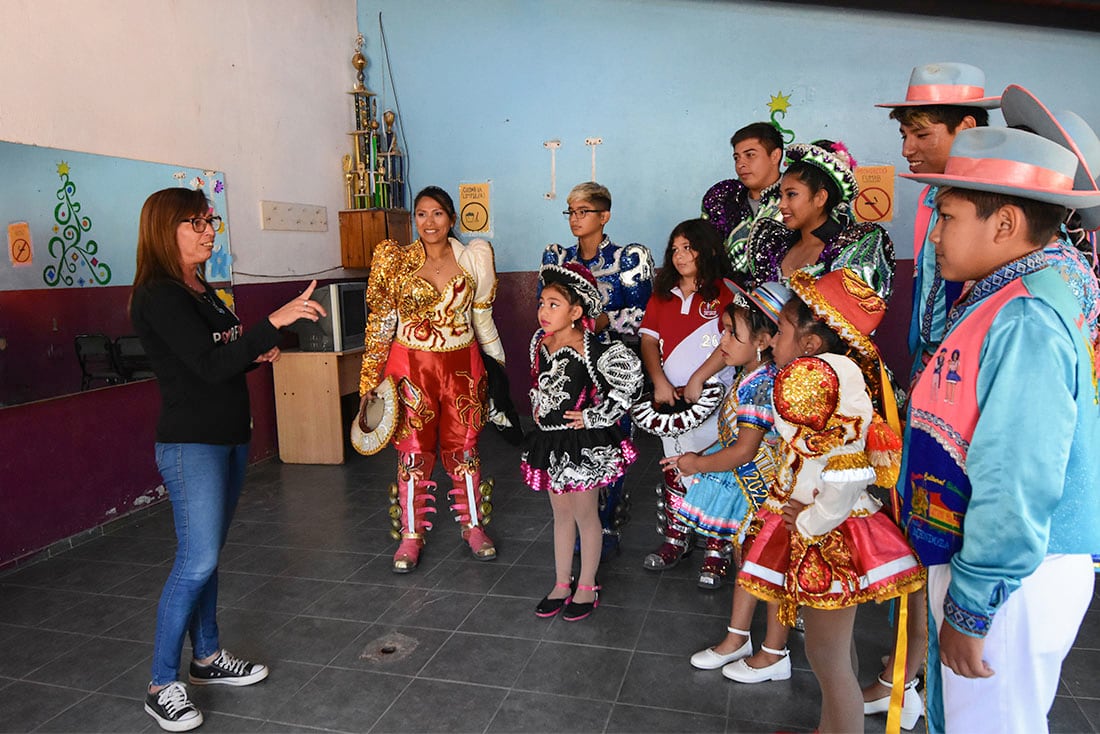 Carnaval en Ugarteche, diferentes agrupaciones de Caporales se reunieron junto Marisa Barea delegada municipal en el polideportivo de Ugarteche para ultimar detalles sobre el carnaval.
Foto: Mariana Villa/ Los Andes 