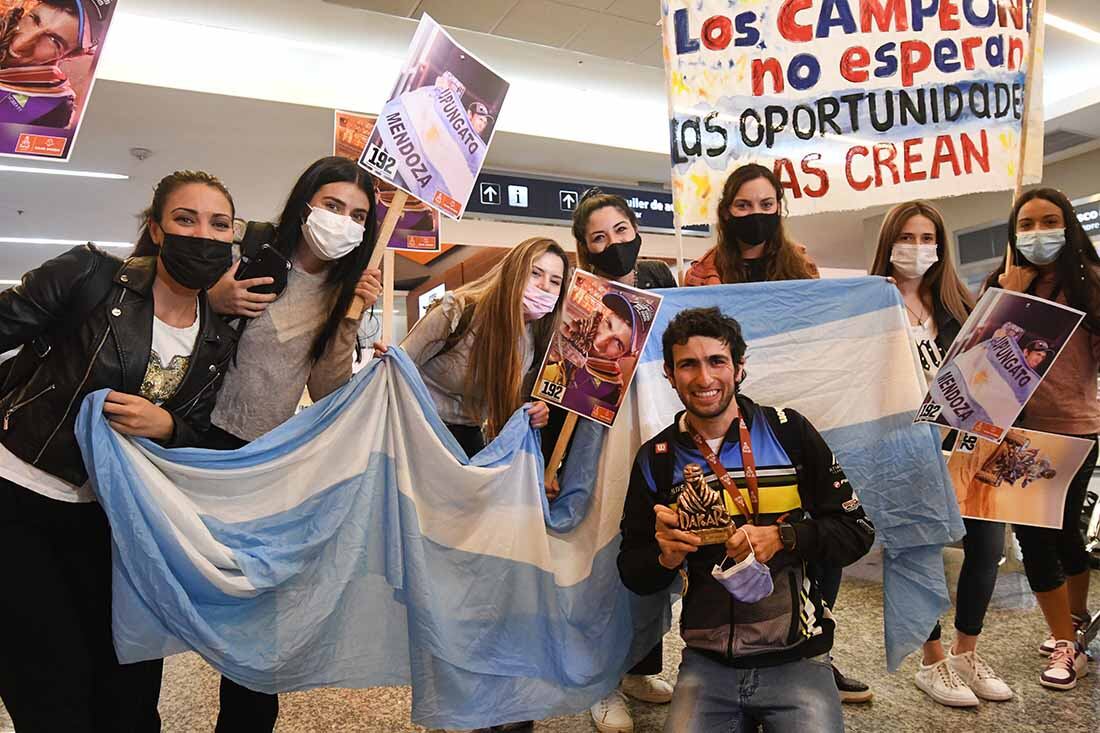 Llega al aeropuerto de Mendoza, Francisco Moreno quien participó en el Rally Dakar de Arabia Saudita 2022,  obteniendo el 2do puesto en la general en categoría  cuatriciclo.
Familiares y amigos llegaron a la terminal aerea con carteles y banderas para recibir a Francisco.
Foto: José Gutierrez / Los Andes