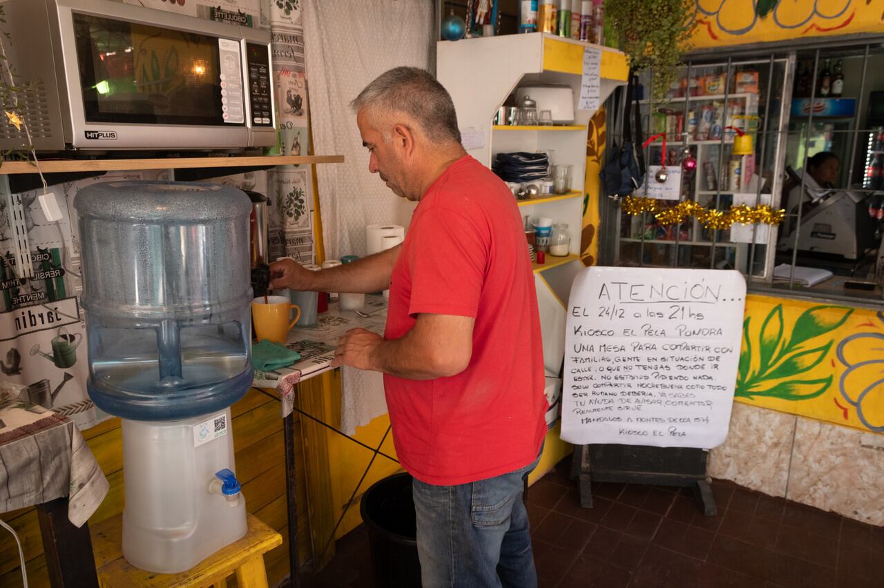 Casi 100 personas en situación de calle comieron y celebraron la Navidad juntas en un kiosco de Godoy Cruz. Foto: Ignacio Blanco / Los Andes.