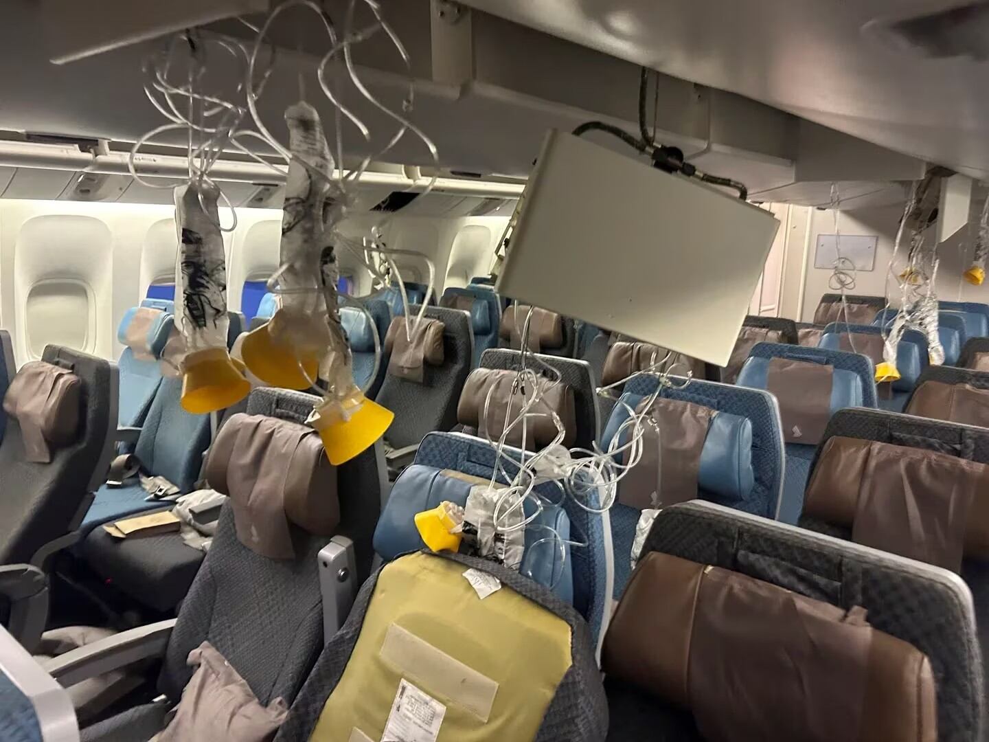 Las fotos del interior del avión de Singapore Airlines tras el brusco descenso (Foto: REUTERS/Stringer)