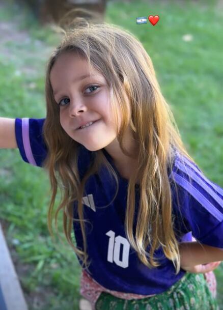 Magnolia, la hija de China Suárez con su camiseta de la Selección Argentina.