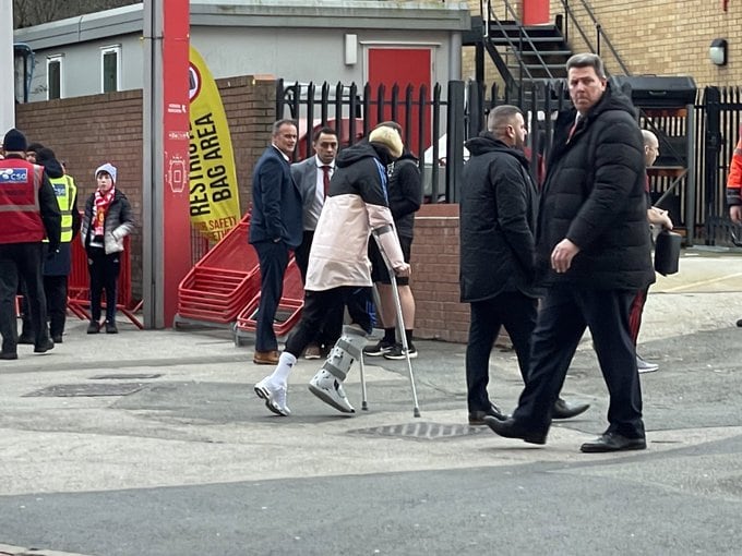 Garnacho se retiro con muletas del estadio este domingo (Foto: Twitter @SimonPeach).