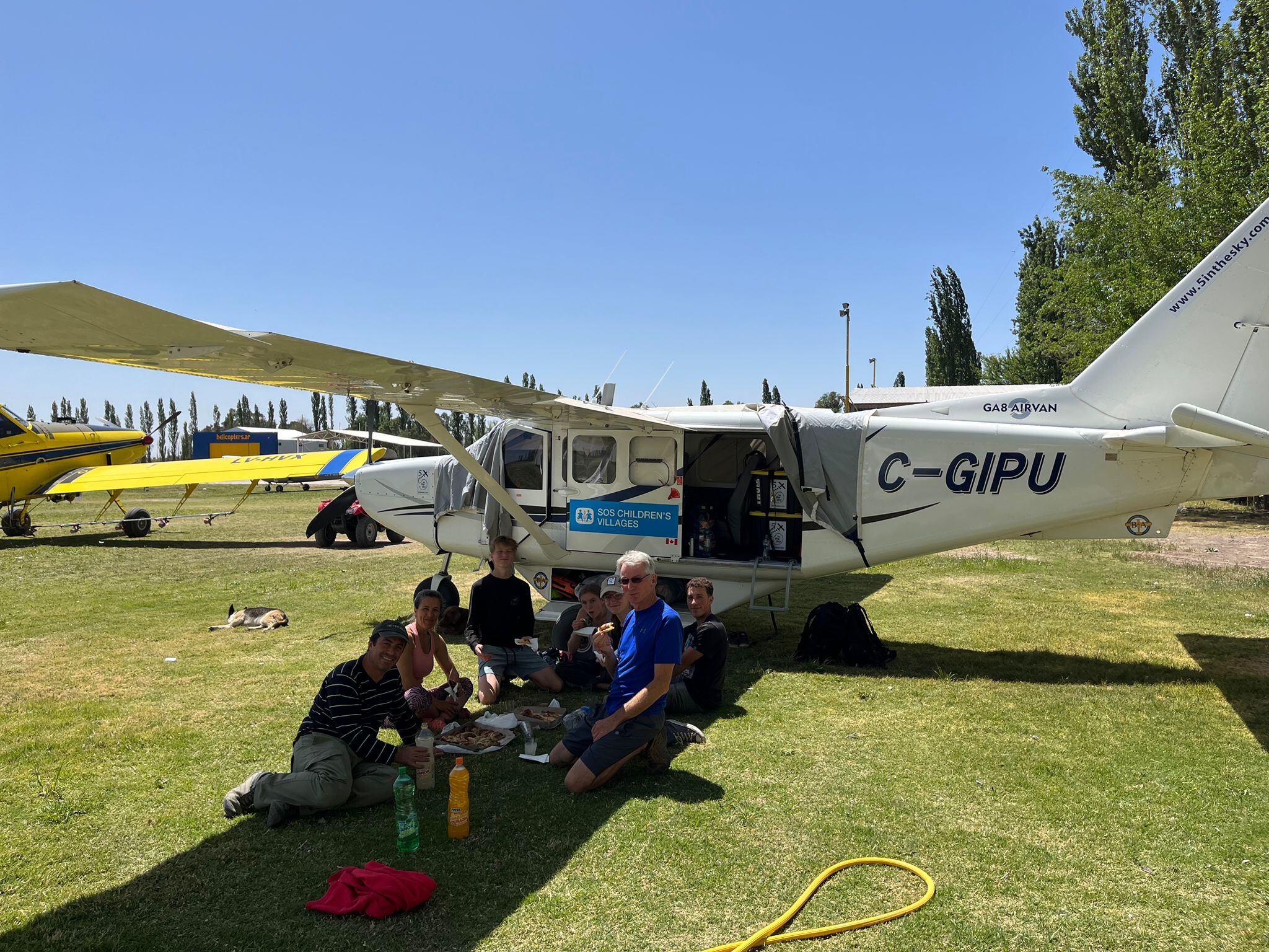 Una familia de Canadá dará la vuelta al mundo en avión para ayudar a una ONG mundial y están en Mendoza. Foto: Samantha Porter.