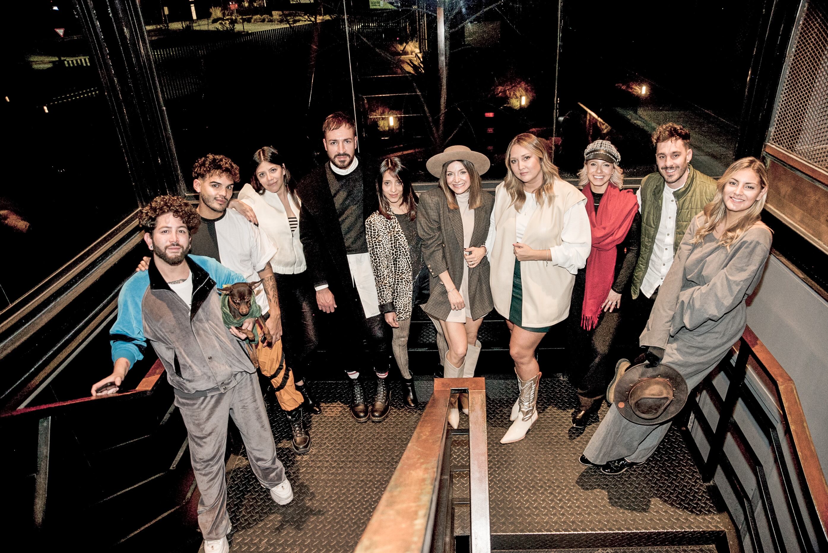 El team Estilo: Mica Ponce, Pato Dillon, Cande Lo Bello, Mariú Paolantonio, Agus Malano, Sofi Ocampo, Santi Sibilla junto a Seba y Luca de Mucho Peluquería.