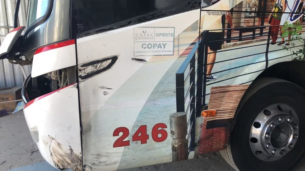 El colectivo que resultó dañado tras la imprudente maniobra del conductor de una camioneta en Uruguay. / Foto: El Observador