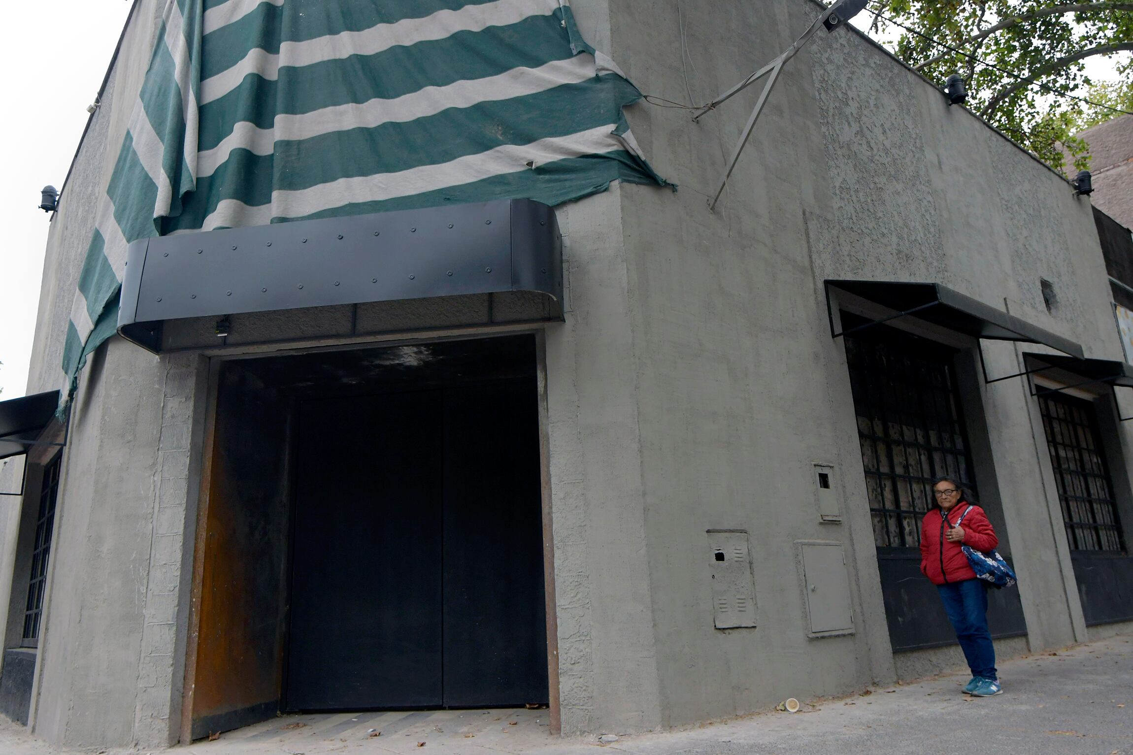 Ex boliche Saudades
Trabajan en el interior del edificio en la esquina Julián Barraquero y avenida San Martín 

.Foto: Orlando Pelichotti