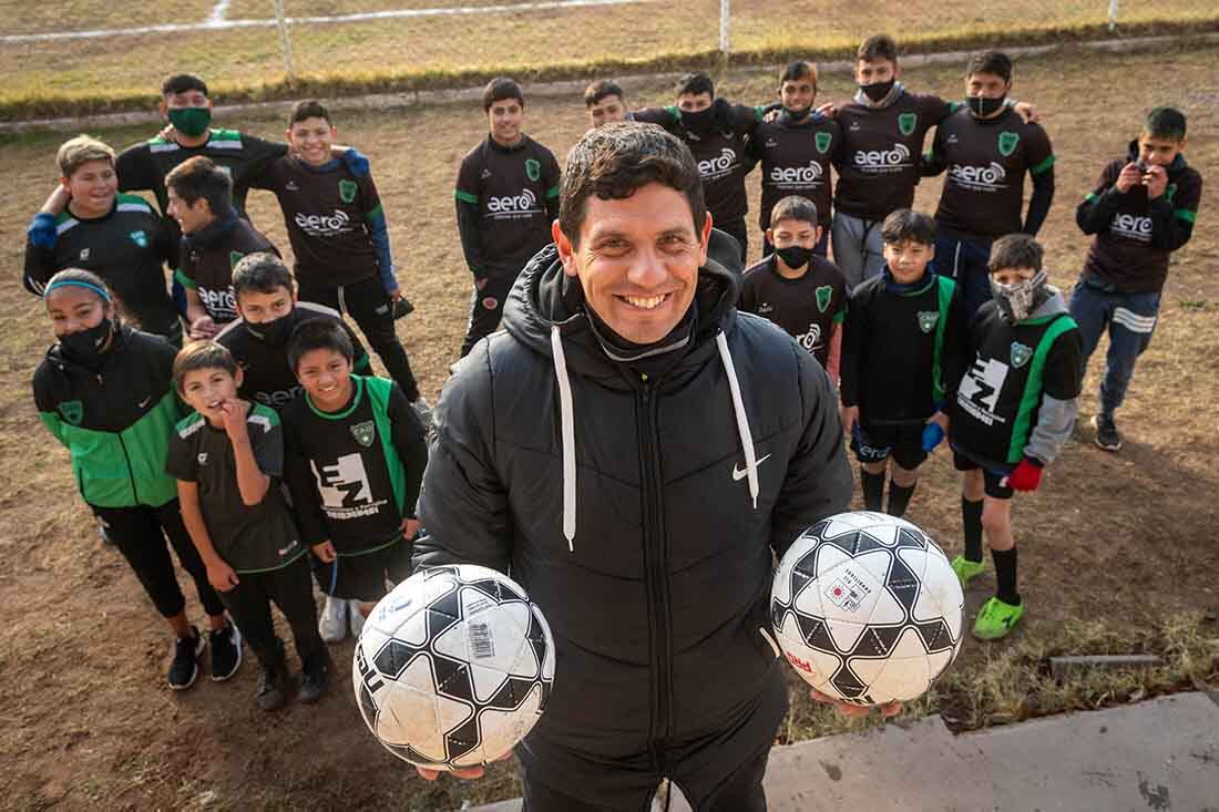 Pablo Moran junto a su padre y hermanos son los creadores del Club Atlético Universitario, un nuevo club de la Liga Mendocina de Futbol.