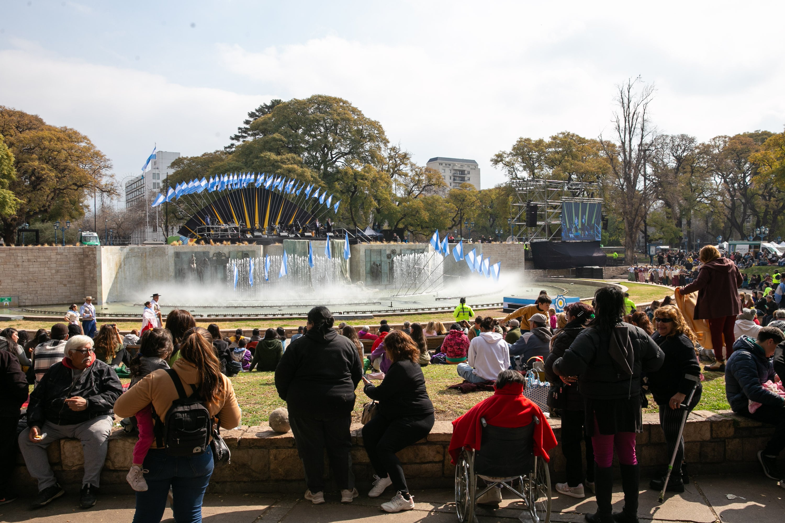 Una multitud homenajeó al General San Martín en la plaza Independencia