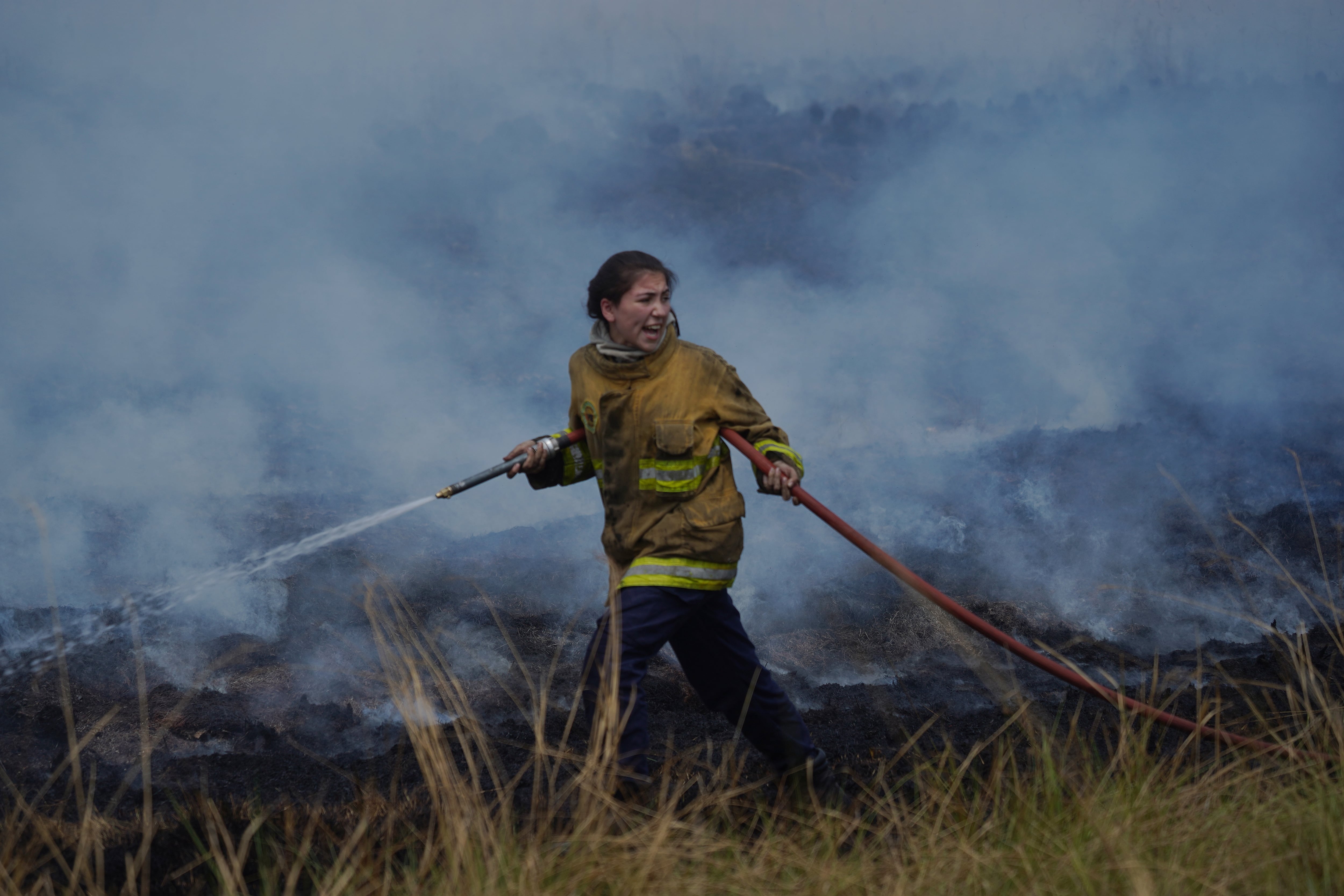 Incendios en la provincia de Corrientes
Bomberos y lugareños combaten el fuego en Corrientes FOTO CLARIN