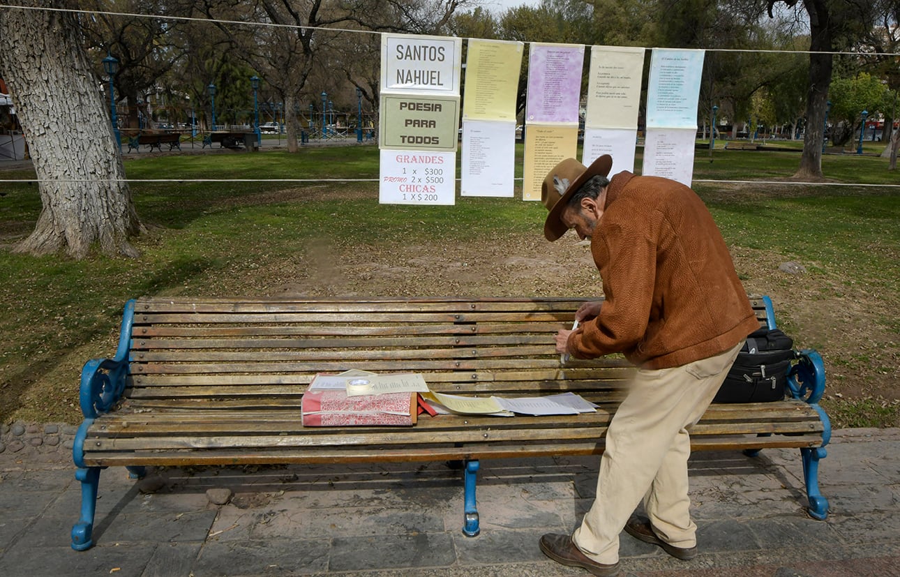 Santos Nahuel poeta de la Plaza Independencia.
 
Foto: Orlando Pelichotti 
