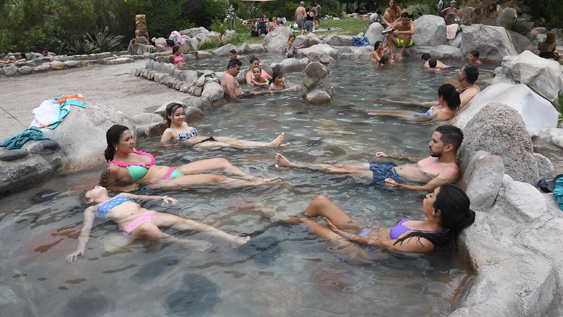 Turistas disfrutan en las piletas de aguas termales en Cacheuta. Foto: José Gutierrez / Los Andes