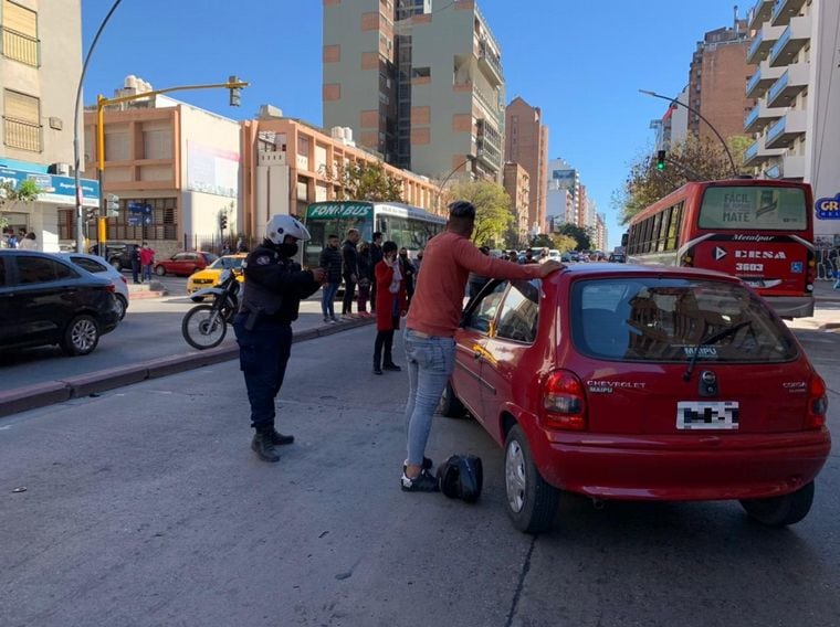 Un motochorro atacó a una mujer y los testigos lo detuvieron. Gentileza Cadena 3.