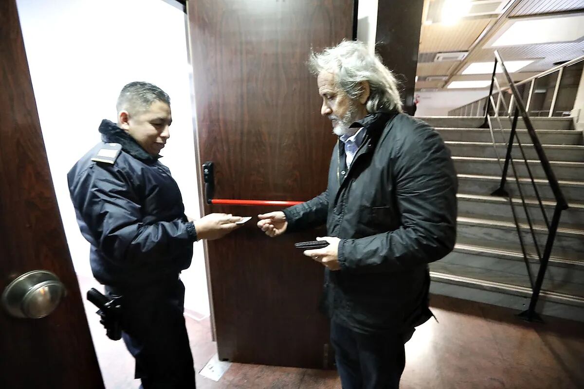 John Hurtig ingresa en la sala de audiencias donde juzgan a Nicolás Pachelo. Foto: Web