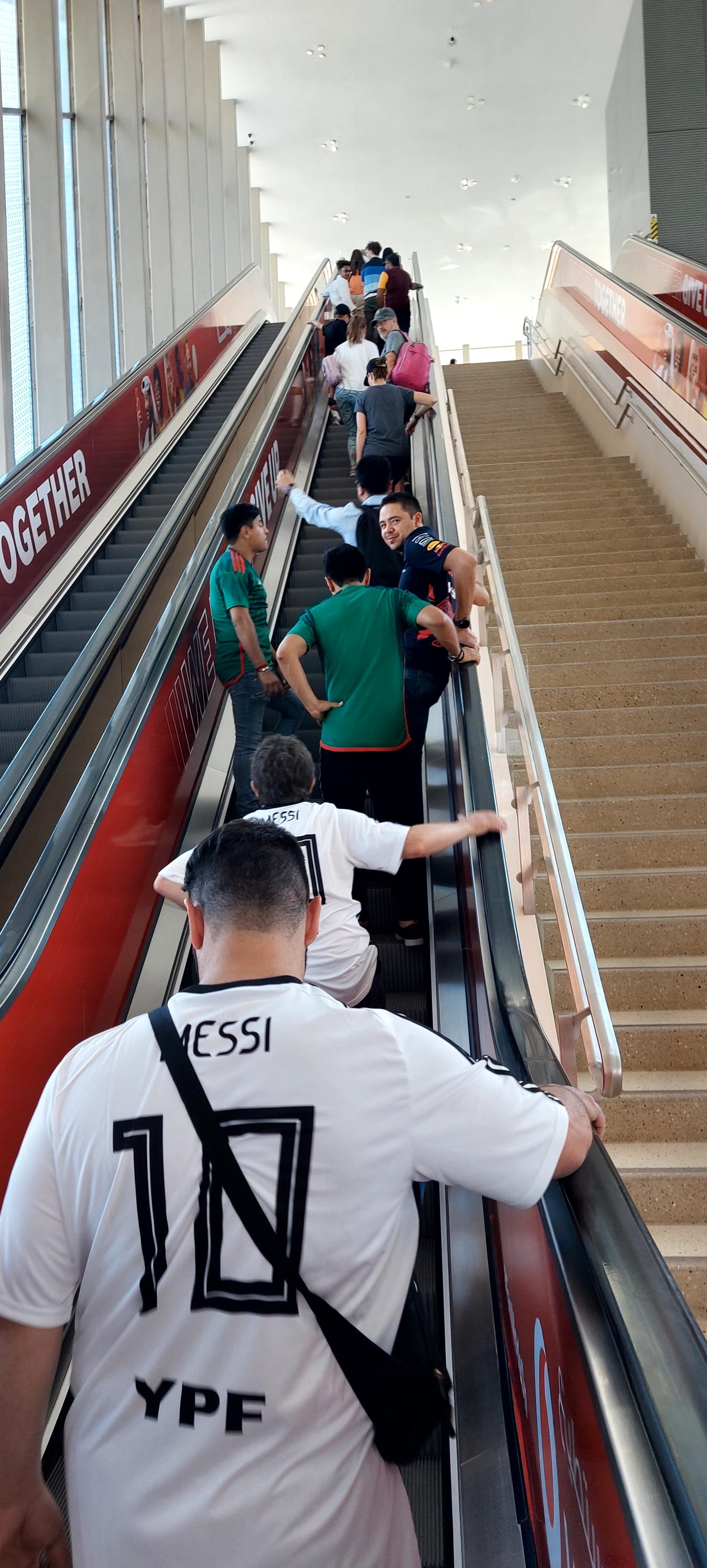 Algunos de los hinchas argentinos que llegaron a Doha con el periodista de Los Andes.