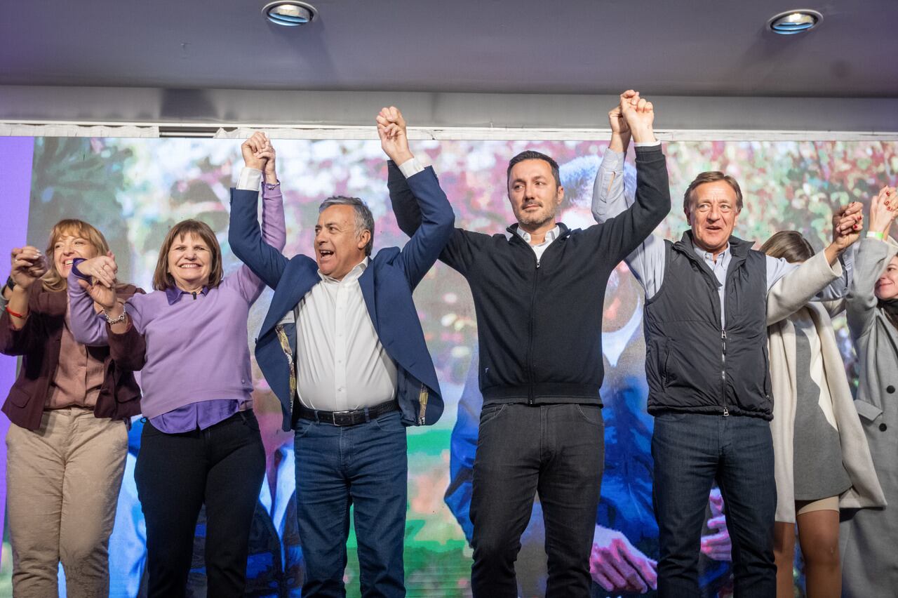 PASO 2023 en Mendoza: ganó Cornejo
Este domingo se votó para elegir candidatos a gobernador y vice, senadores y diputados provinciales, intendentes de 11 departamentos y concejales.

Foto: Ignacio Blanco / Los Andes