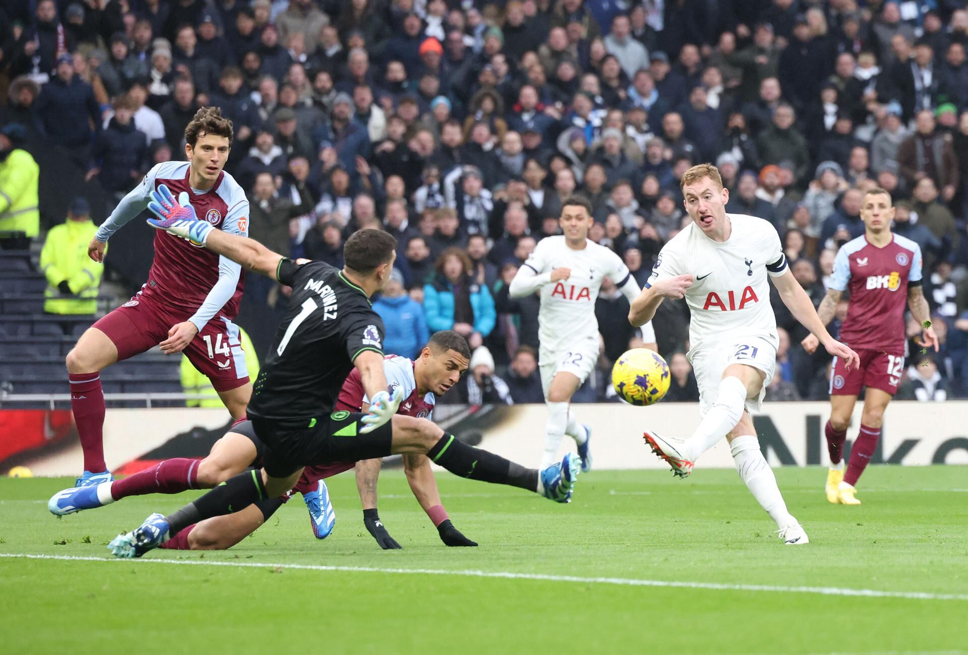 Emiliano Martinez fue la gran figura del Aston Villa ante Tottenham. (Reino Unido, Londres) EFE/EPA/NEIL HALL