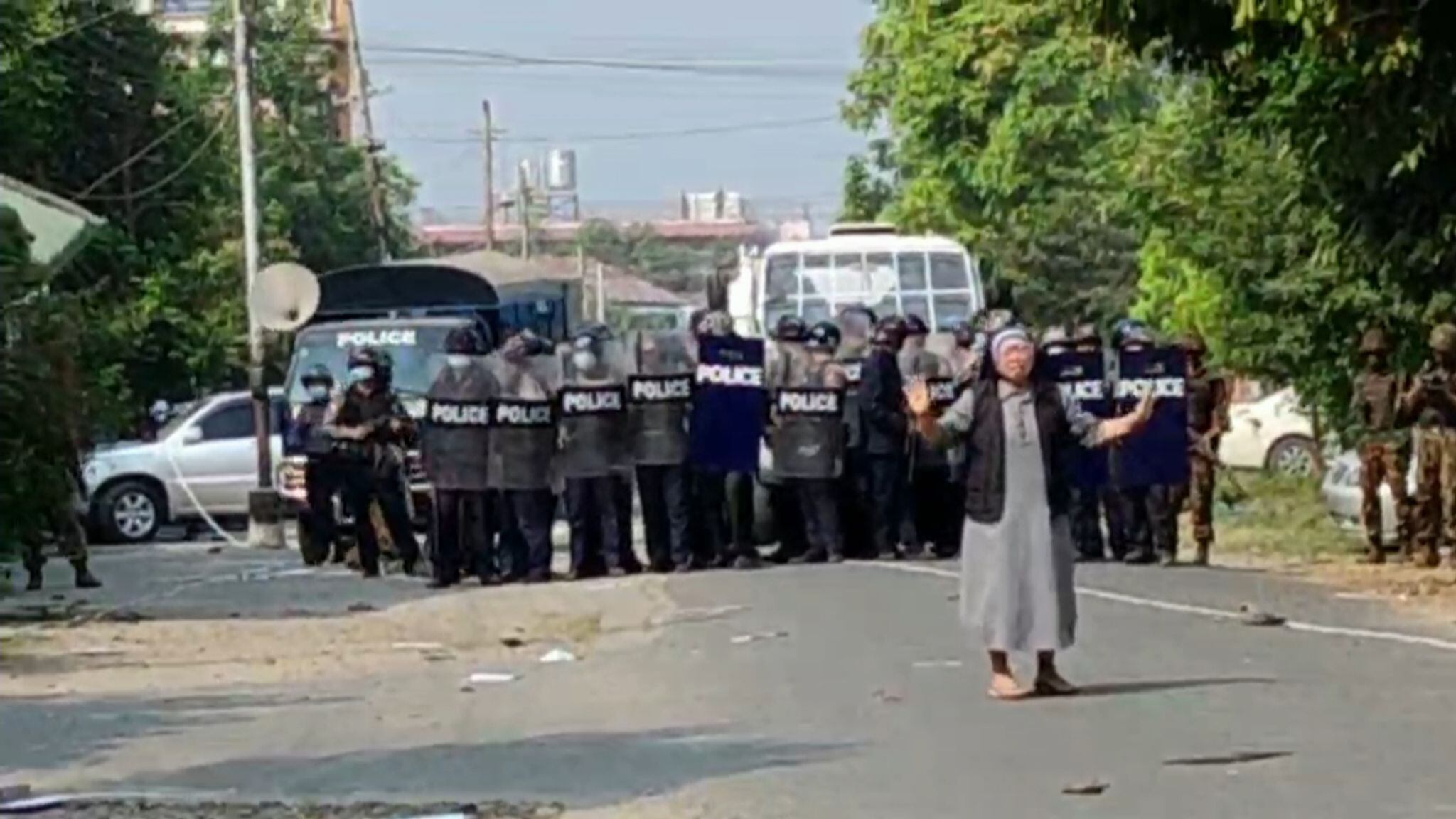 Una monjita se interpuso entre manifestantes y militares para evitar un derrmamiento de sangre en Myanmar.