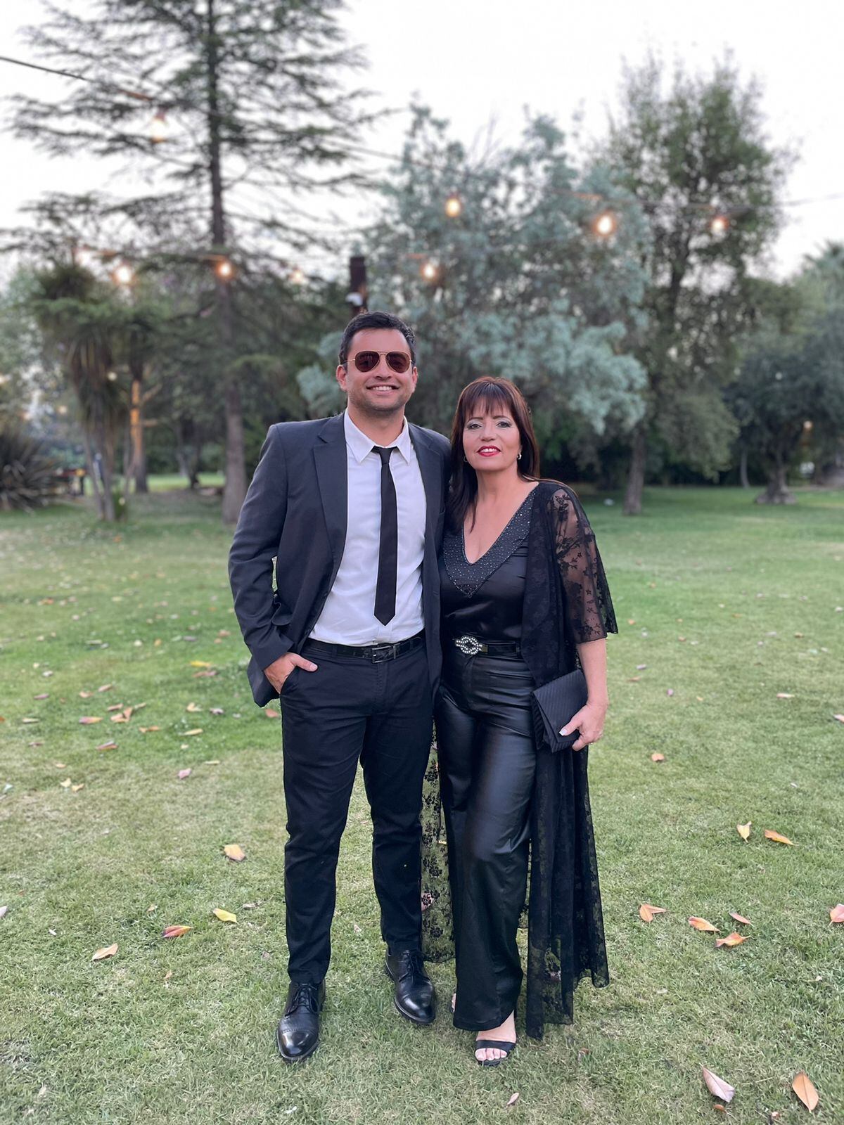 Claudia, junto a su hijo, luce su maquillaje en un casamiento.