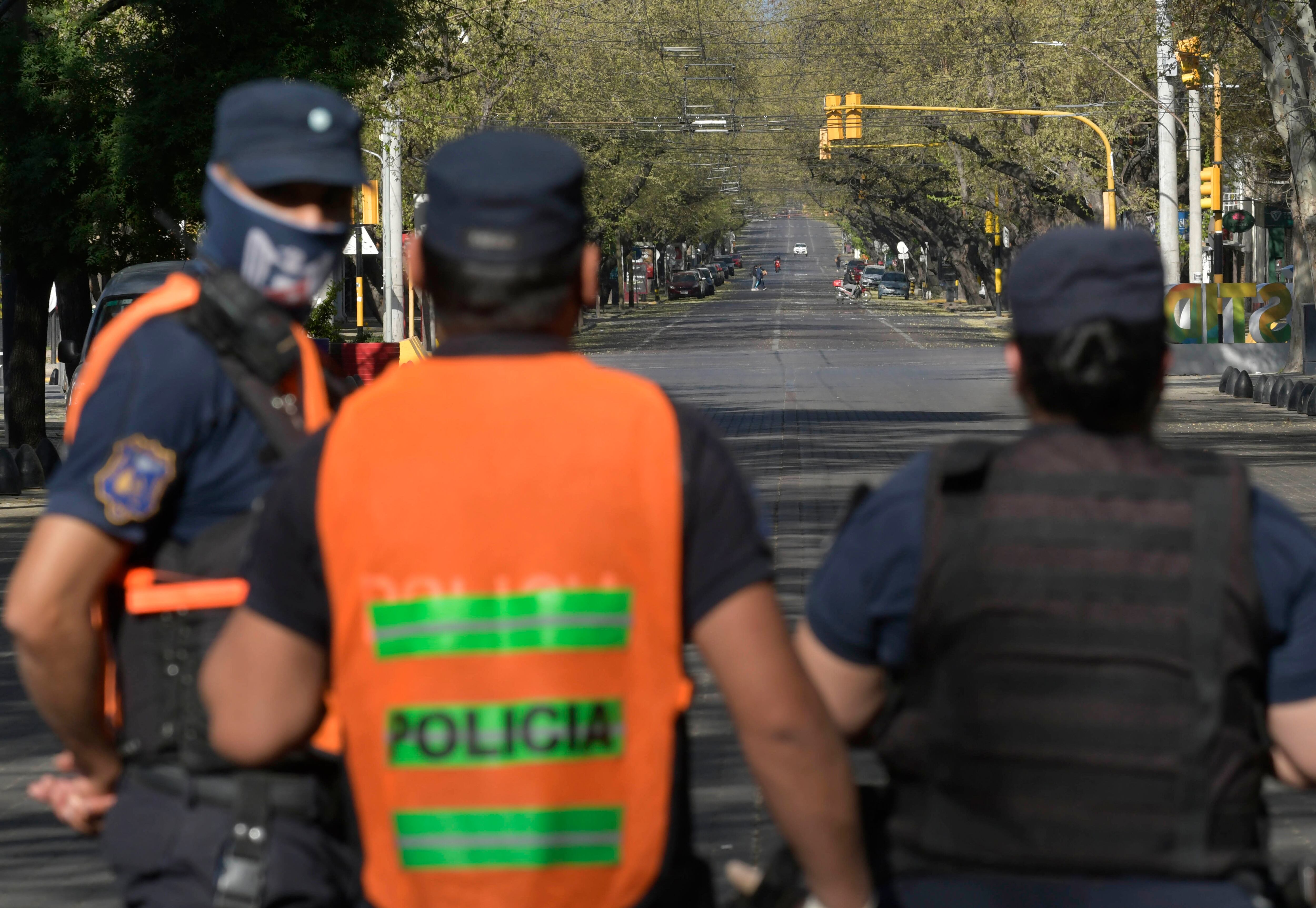 Policías de Mendoza controlan las calles casi desiertas del centro mendocino durante la jornada de domingo.