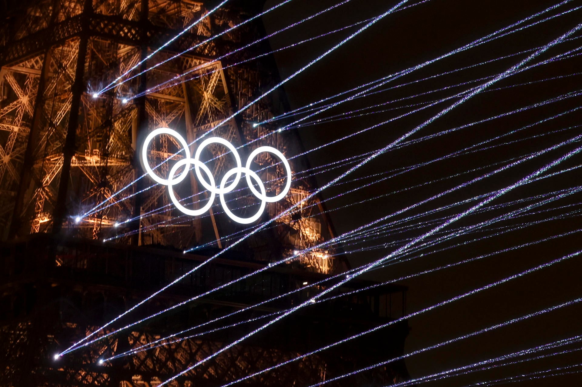 La Torre Eiffel iluminada durante la ceremonia de inauguración de los Juegos Olímpicos de París 2024, este viernes en la capital francesa. Foto: EFE/Sahenka Gutiérrez