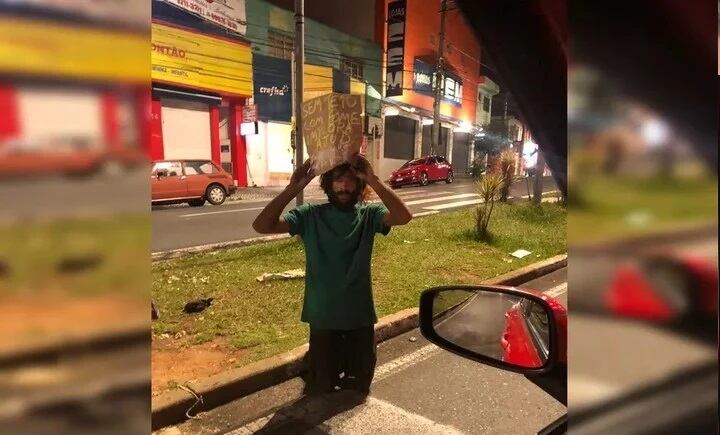 Un indigente pedía limosnas en la calle, lo encontró un peluquero, le cambió el look y también su vida.