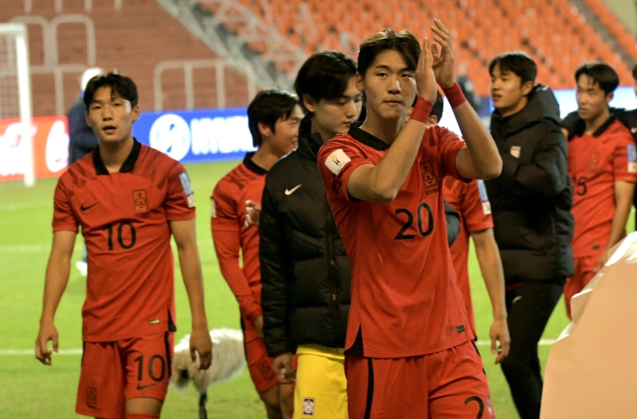 Los dos a octavos de final: Gambia y Corea empataron sin goles y enfrentarán a Uruguay y Ecuador, respectivamente. / Orlando Pelichotti (Los Andes).