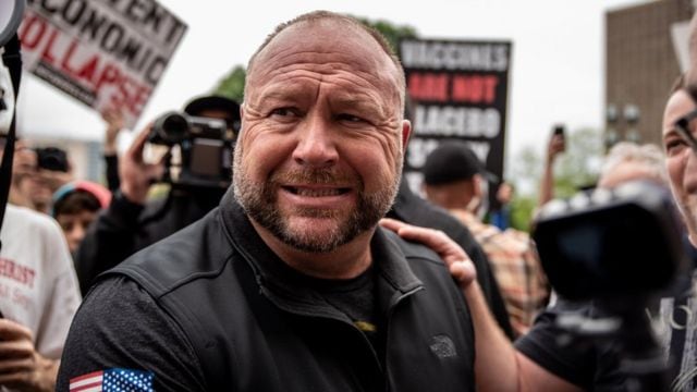 Alex Jones fue condenado a pagar USD 45 millones. Foto: Web