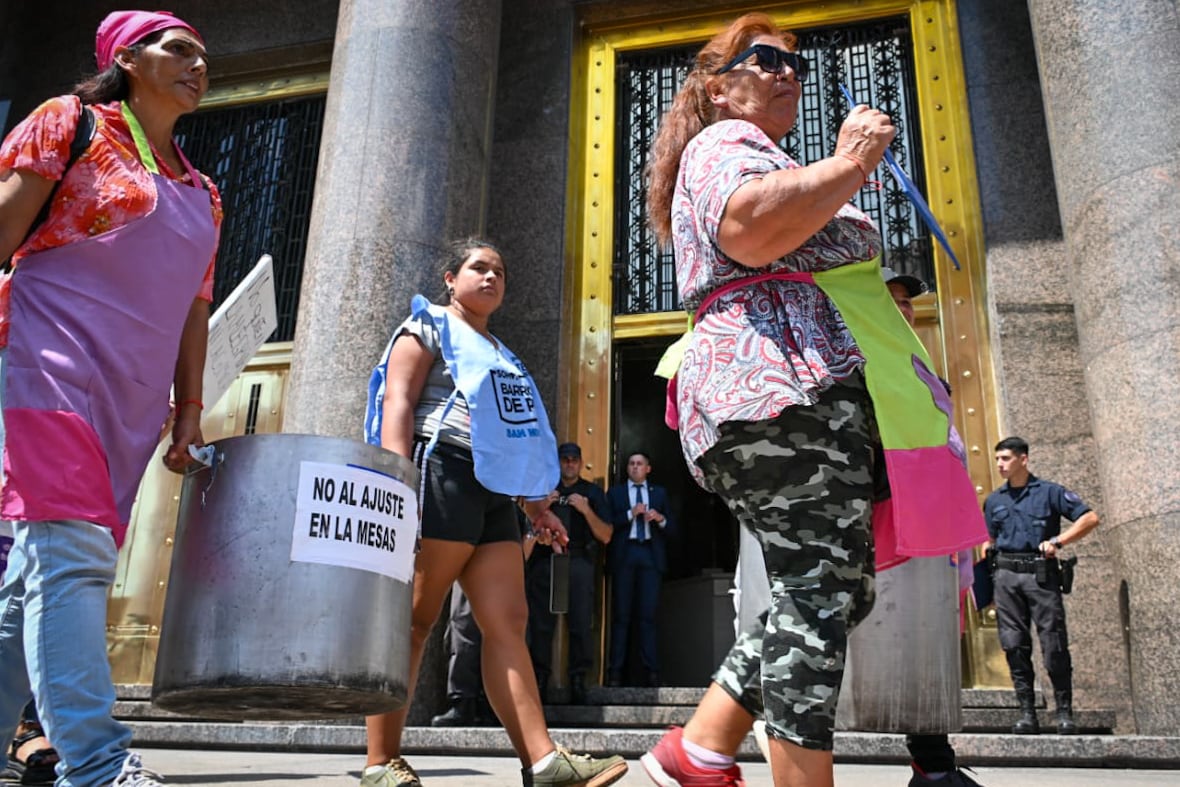 La organización social marchó al Ministerio de Economía y también en el ingreso al country donde vive Luis Caputo. Foto: Barrios de Pie.