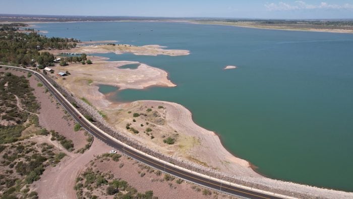 El embalse inaugurdo el 27 de noviembre de 1971, tiene como propósito regular el fluctuante caudal del río Tunuyán y brindar una innovadora solución al problema que plantea la escasez de agua para riego. El dique se hizo de tierra y piedra, embalsando un espejo de agua de 15 kilómetros de largo y 4 kilómetros de ancho. Su aprovechamiento es esencial para el riego de una árida región de 110 mil hectáreas productivas ubicadas al Este de la provincia.