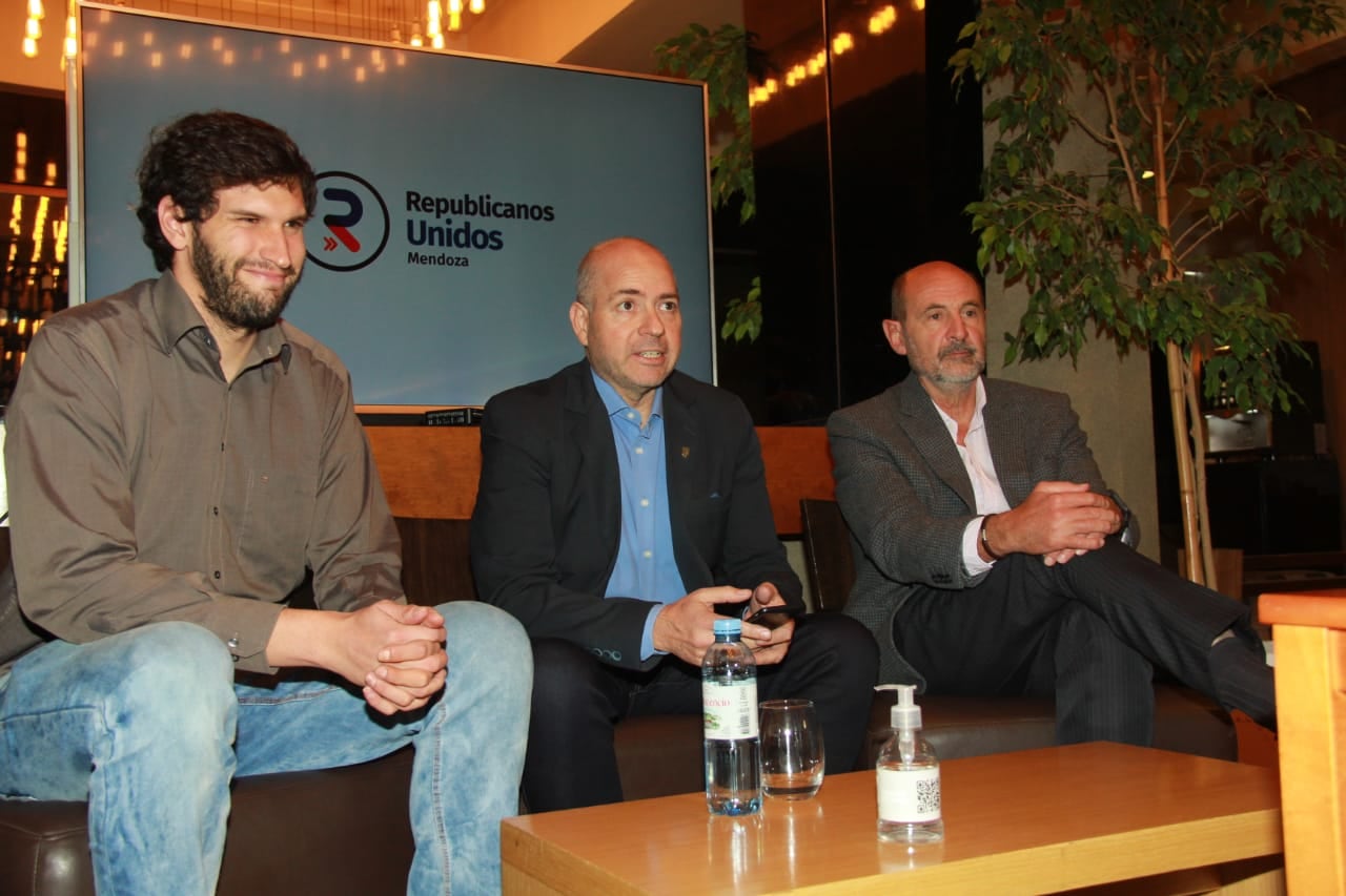 Mauro Causi, Sergio Miranda y Rodolfo Vargas Arizu participaron del lanzamiento del espacio Republicanos Unidos.