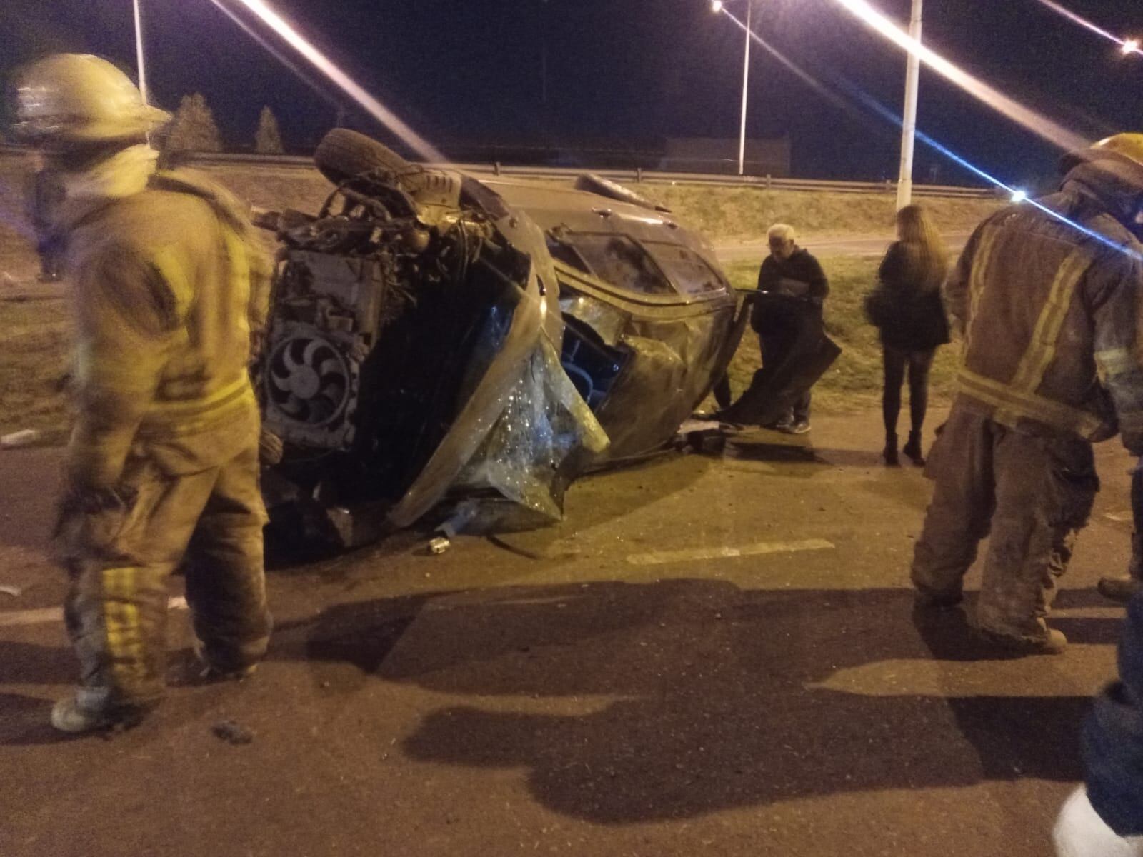 Cinco jóvenes se accidentaron durante la madrugada y tres de ellos debieron ser hospitalizados. Fotos gentileza.