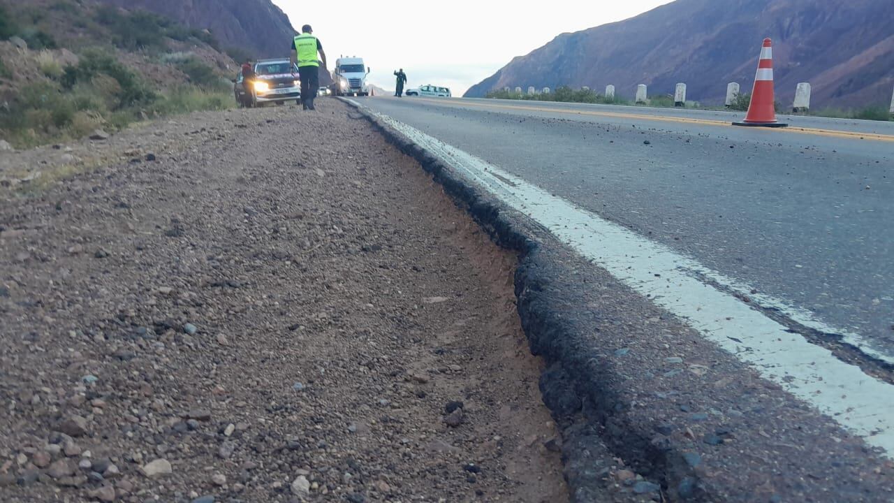 Vuelco camino a Chile, en Picheuta. Gentileza Gendarmería Nacional.