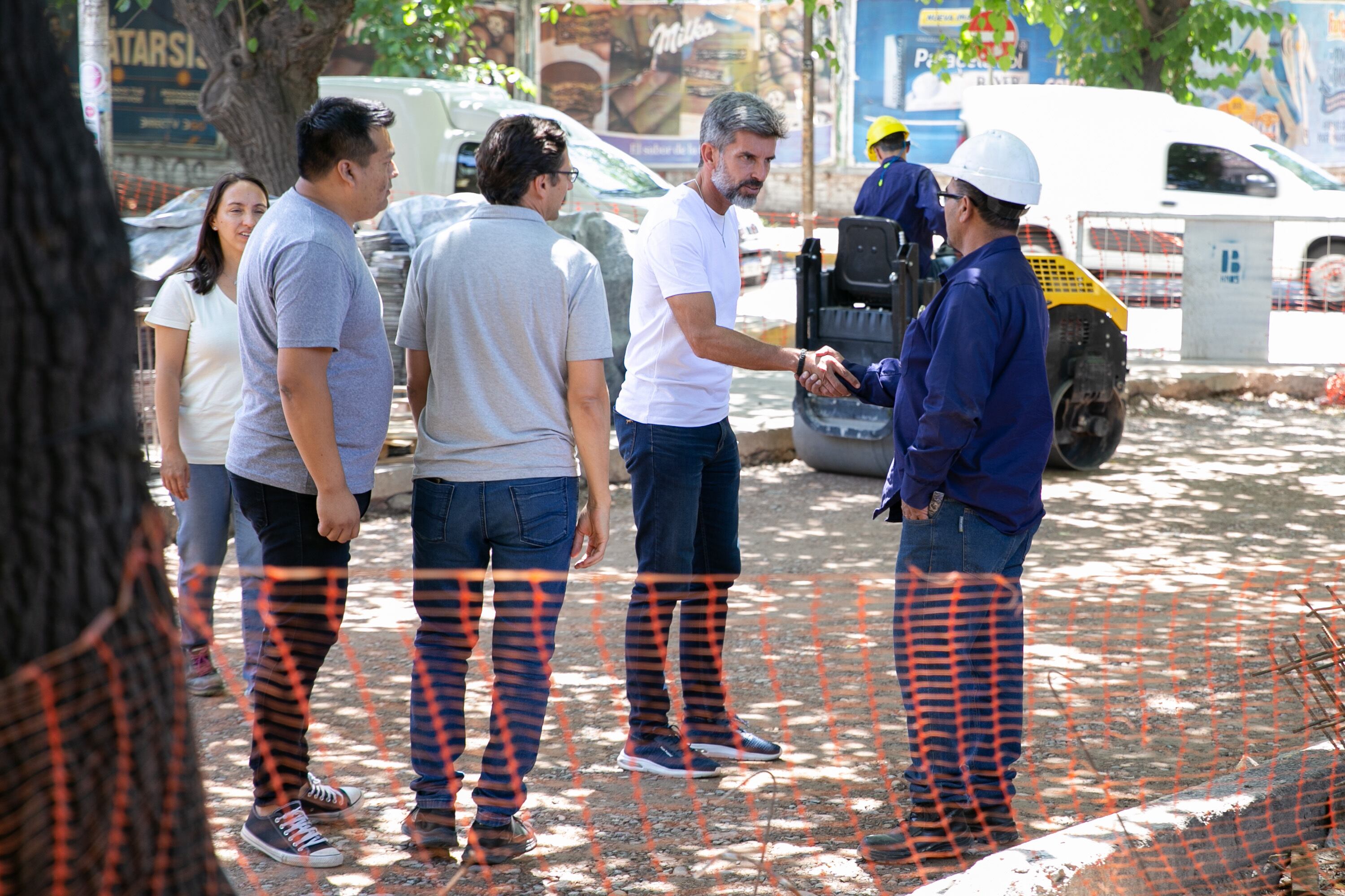 Ulpiano Suarez recorrió los trabajos en calle Santiago del Estero de la Cuarta Sección. Foto: Prensa Ciudad de Mendoza