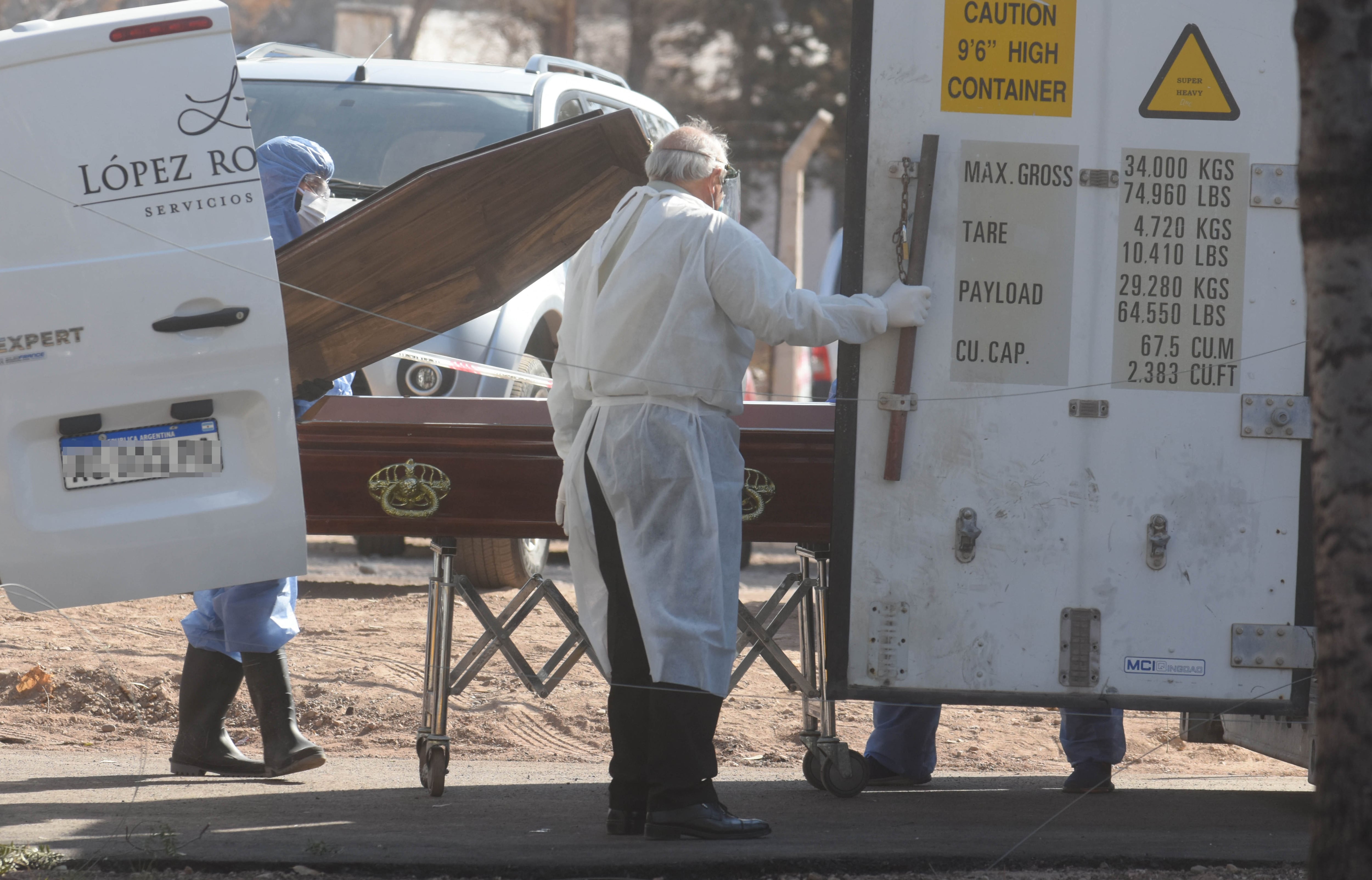 Detrás de la playa de estacionamiento del Hospital El Carmen de Godoy Cruz, improvisaron una morgue en containers, para que las funerarias retiren a los fallecidos.