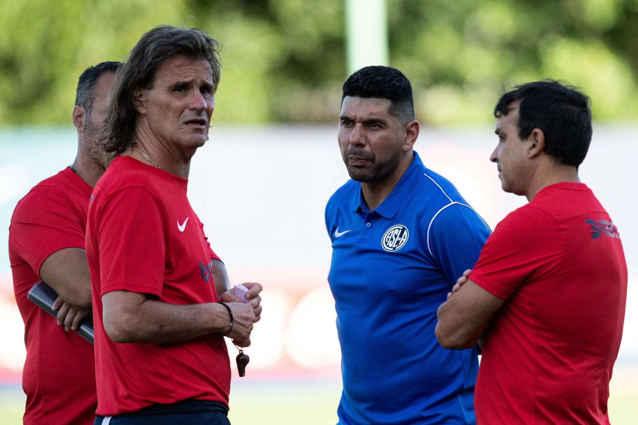 Rubén Insúa, el entrenador de San Lorenzo, junto con el manager Néstor Ortigoza y el colaborador Roberto Luis Oste. (Prensa San Lorenzo)