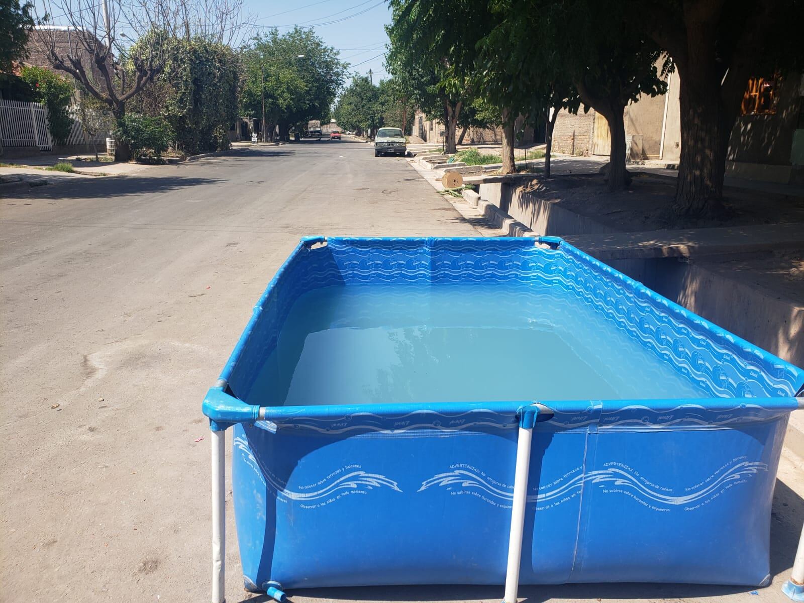 Piletas en veredas y hasta en la calle para afrontar la ola de calor